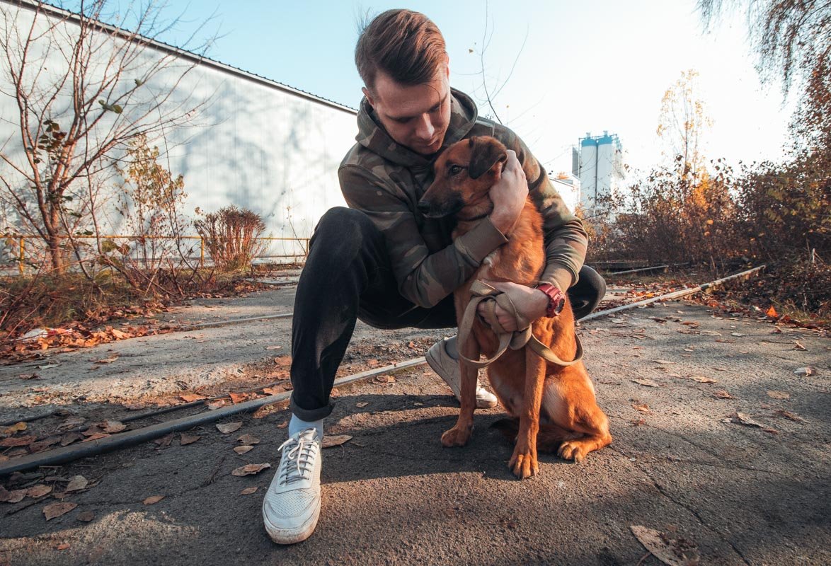 Даже наш оператор Дима не удержался и пошел тискать хвостатых