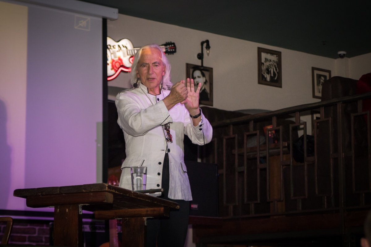 78-летний радиоведущий знаменит своей невероятной эрудицией