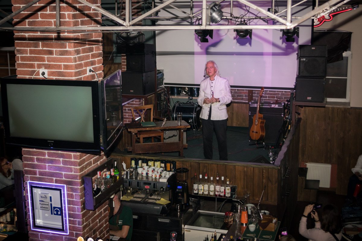 Каждое свое мероприятие автор начинает с показа слайдов, которые вкратце описывают историю жизни 