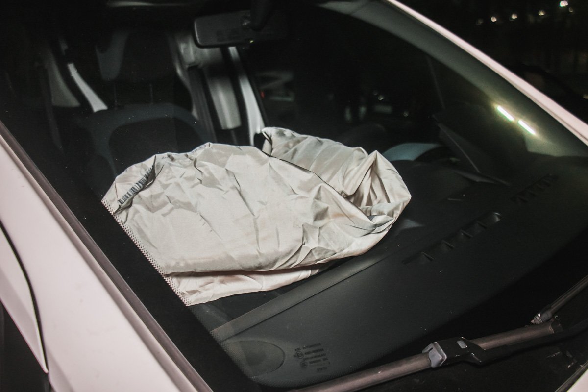 От удара машины вылетели на тротуар