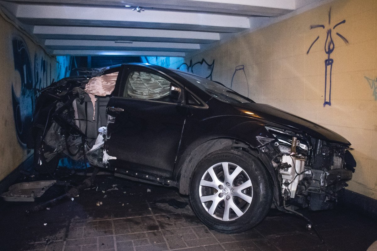 Автомобиль выехал на встречную полосу, снес остановку общественного транспорта и влетел в подземный переход Автомобиль выехал на встречную полосу, снес остановку общественного транспорта и влетел в подземный переход