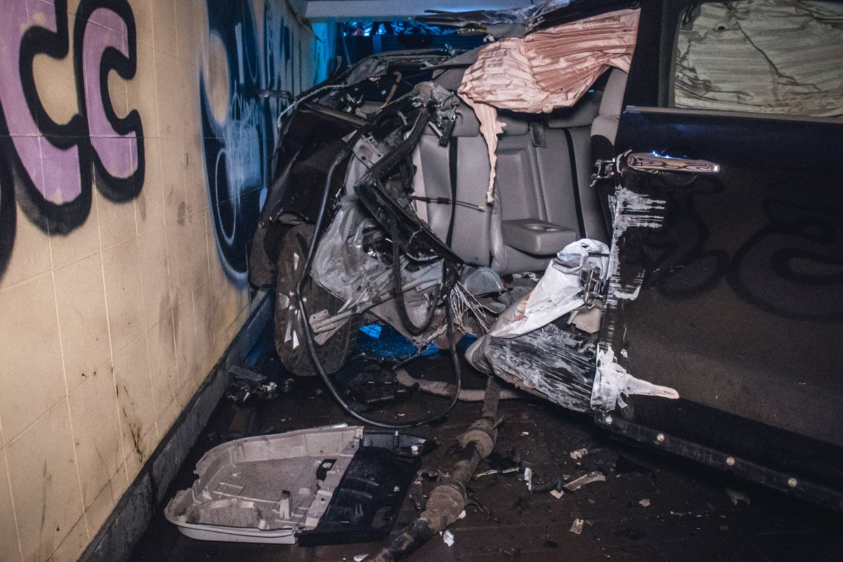 Место аварии сразу же оцепили прибывшие на место полицейские Место аварии сразу же оцепили прибывшие на место полицейские