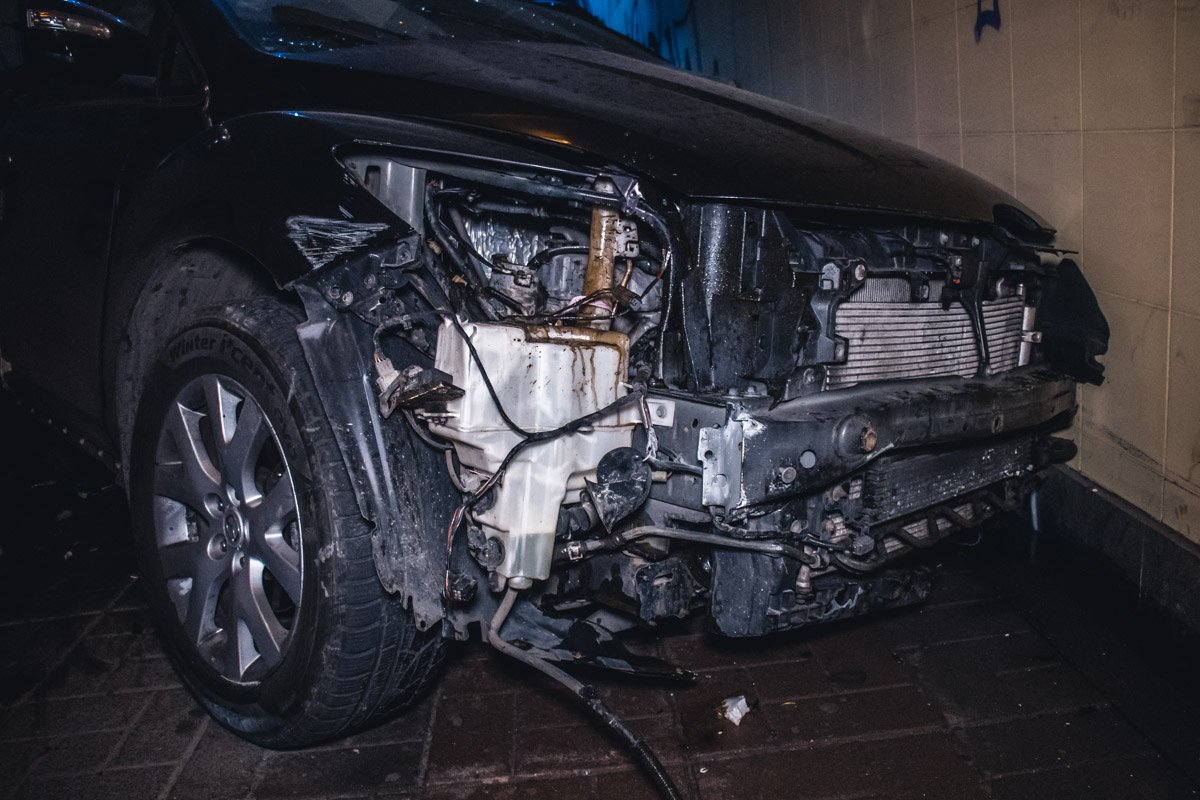 В результате столкновения у машины оказался пробит бензобак и бензин разлился по всему пешеходному переходу В результате столкновения у машины оказался пробит бензобак и бензин разлился по всему пешеходному переходу