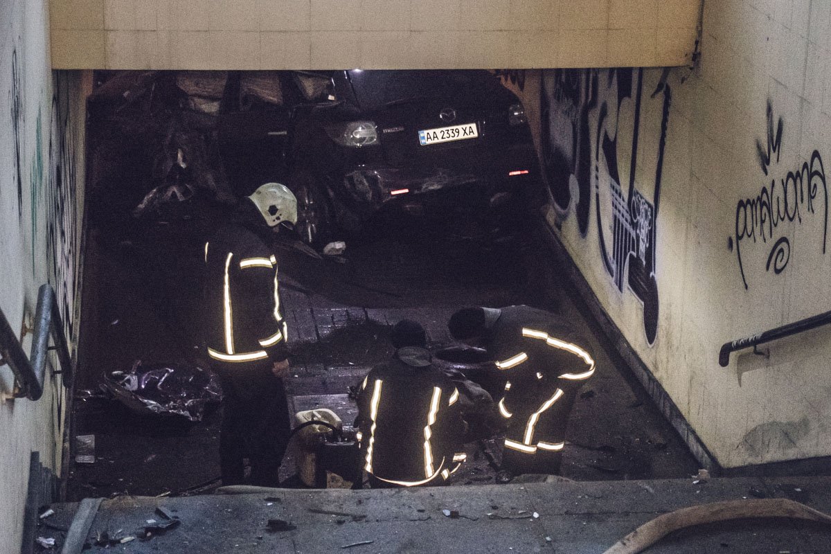 Спасатели ГСЧС занимались убирали разлитый бензин Спасатели ГСЧС занимались убирали разлитый бензин