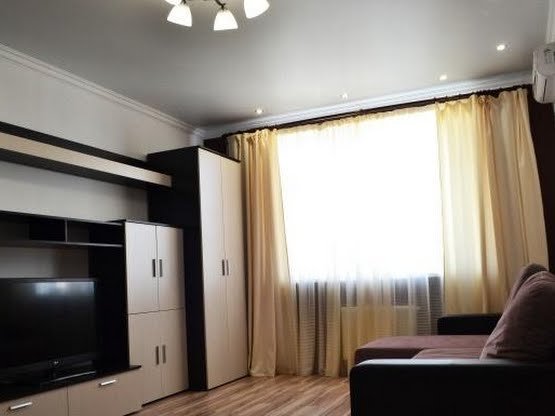 Около 600 метров от метро. Цена - 6000 гривен (плюс коммуналка)