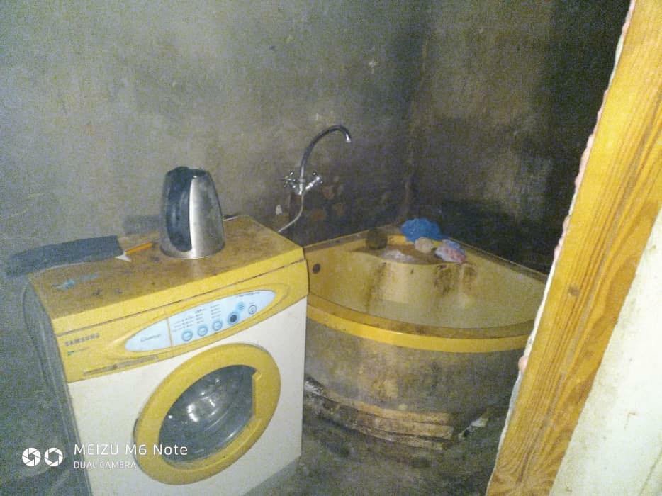 Цена - 2400 гривен в месяц без коммуналки. Рядом куча транспорта и метро