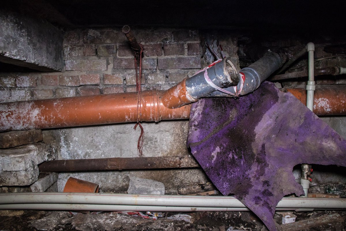 В подъезде круглый год стоит неприятный запах