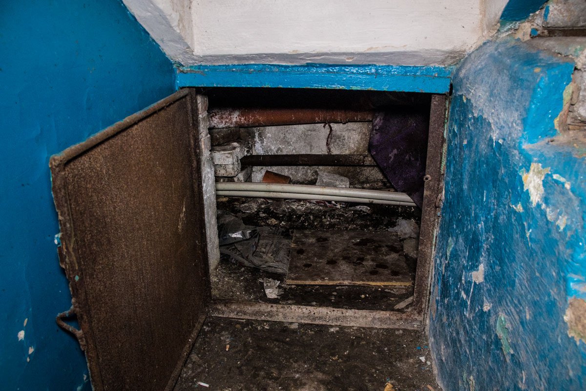 Зловонные воды затапливают кухни, коридоры, ванные и жилые комнаты