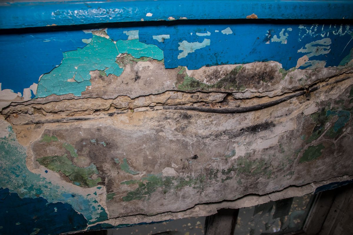 Выступающие из стен провода беспокоят жильцов не меньше, чем канализация