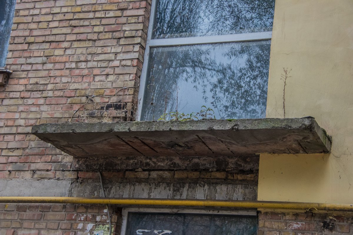 Жильцов беспокоит ненадежный козырек над входом в дом