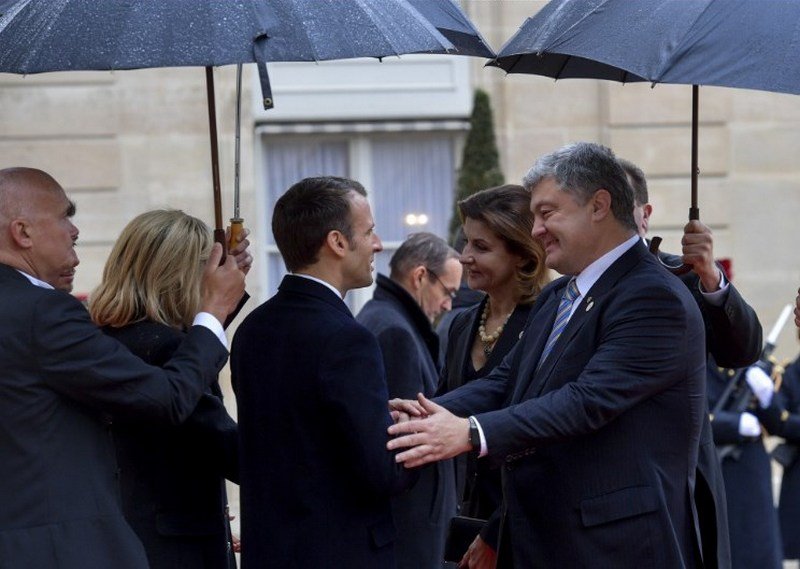 В Париж с официальным визитом прибыл президент Украины Петр Порошенко с женой