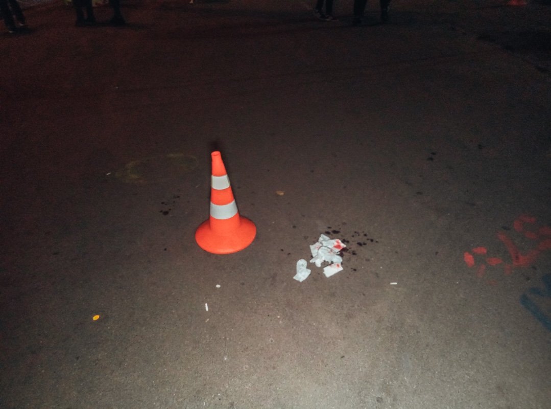 Возле ТРЦ SkyMall черная иномарка сбила молодую девушку