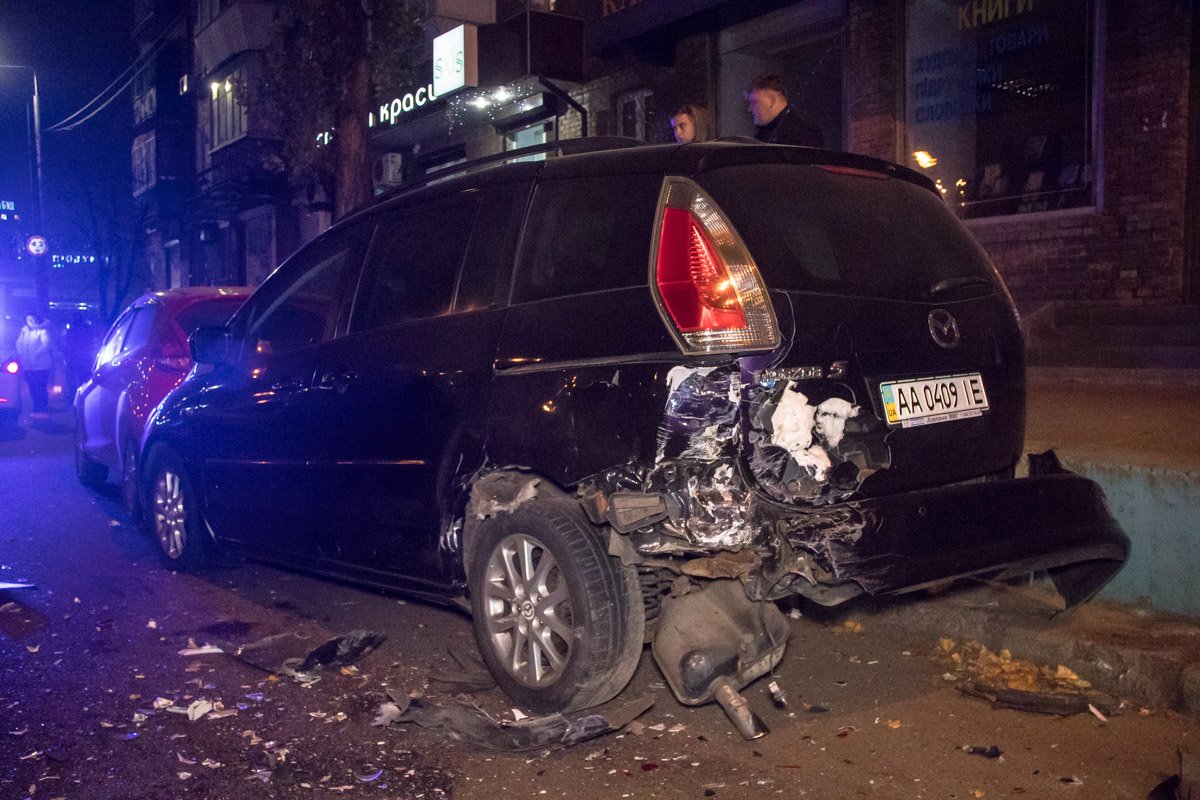 Dacia влетела в припаркованные автомобили Dacia влетела в припаркованные автомобили