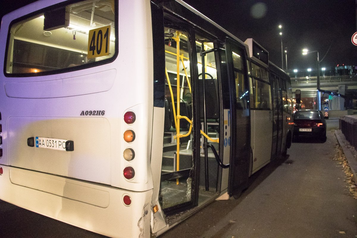 Автомобиль выбросило на полосу, где ехала маршрутка Автомобиль выбросило на полосу, где ехала маршрутка