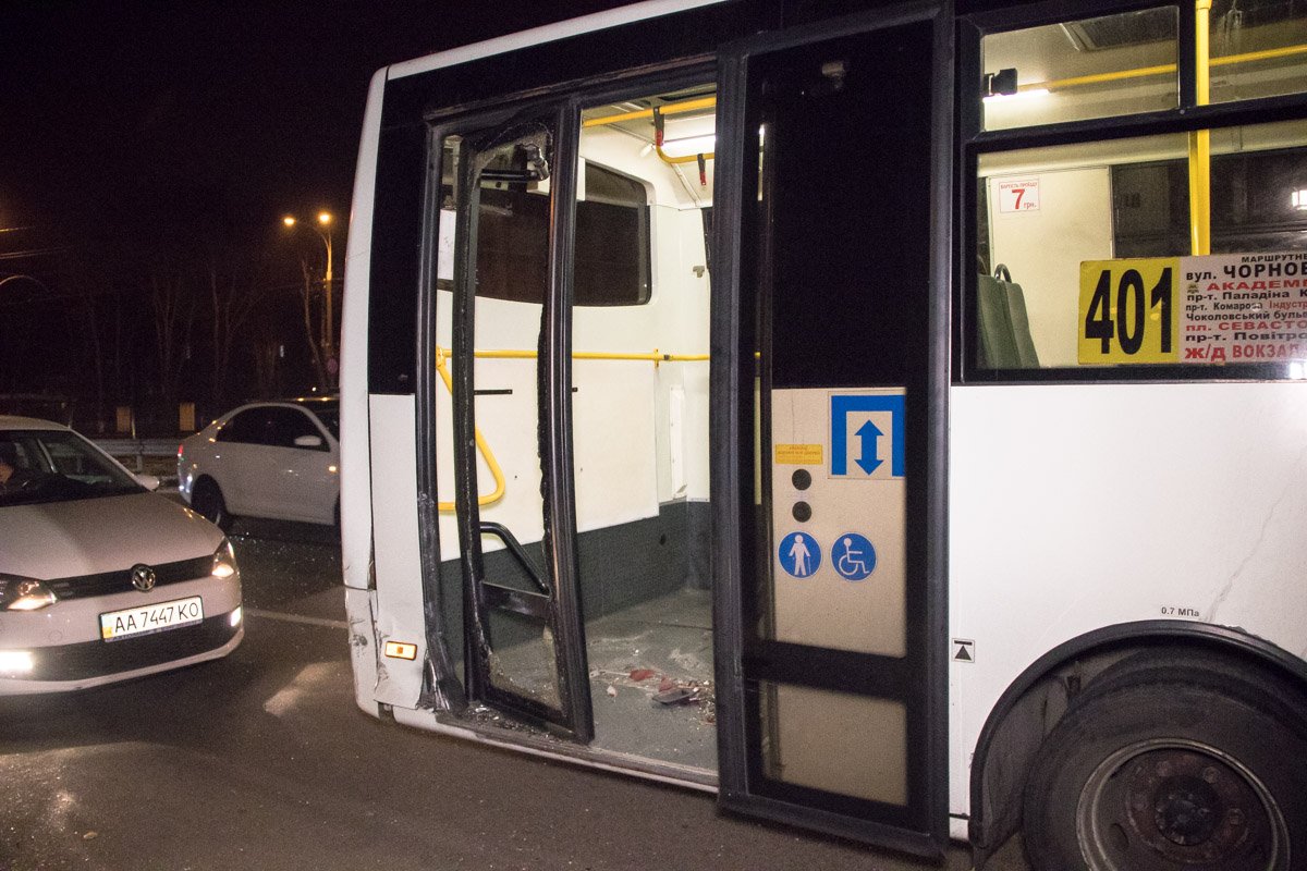 От удара в маршрутке разбило заднюю дверь От удара в маршрутке разбило заднюю дверь