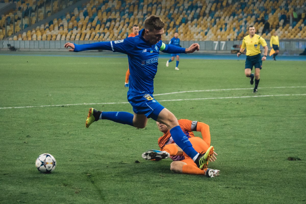 Игроки "Мариуполя" часто вынуждены были стелиться в подкатах Игроки "Мариуполя" часто вынуждены были стелиться в подкатах