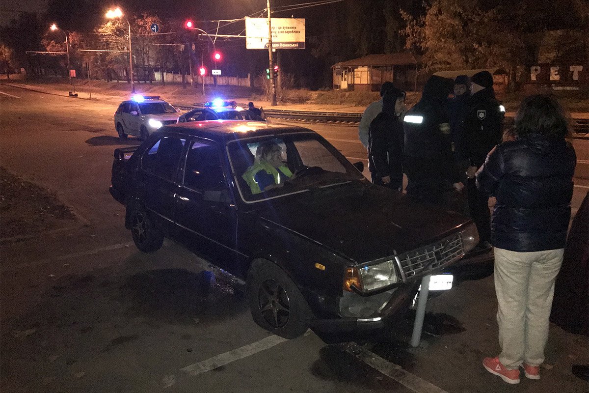 На Николая Василенко женщина снесли оградительные столбики