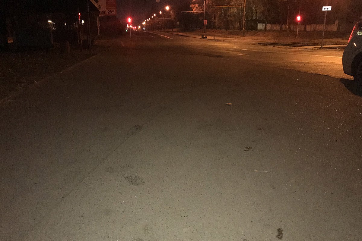 Автомобиль на скорости выехал на тротуар