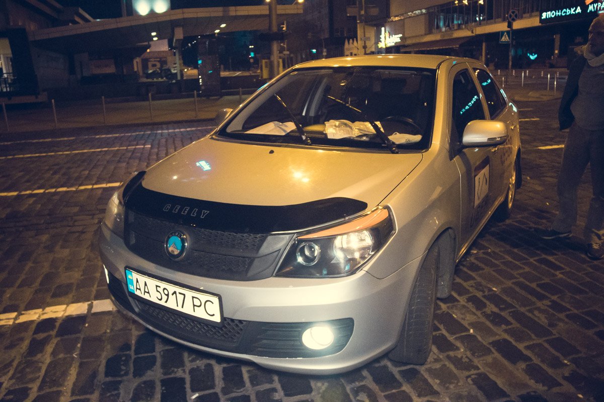 В Киеве возле НСК Олимпийский патрульные задержали водителя Uber