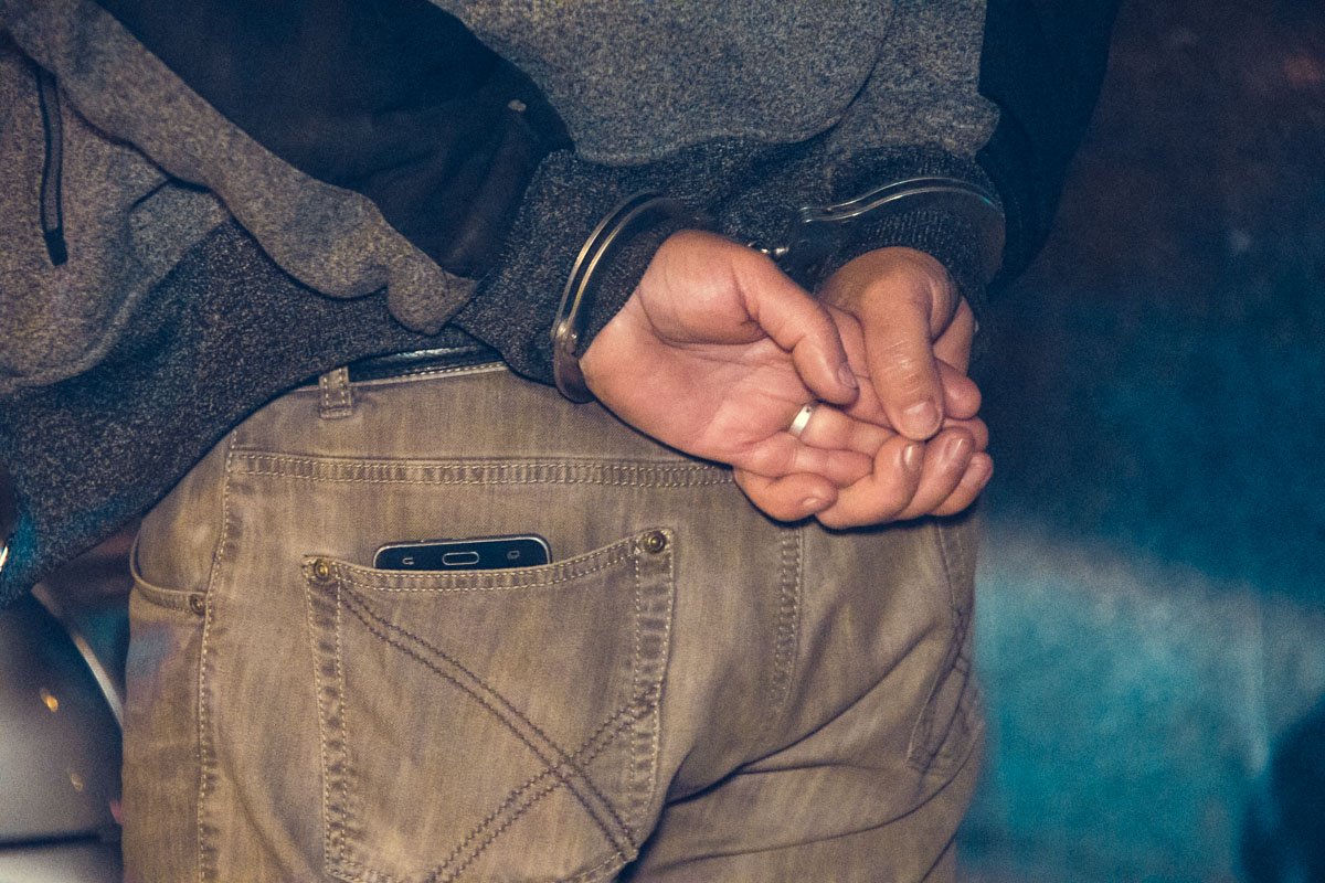 А после достали из салона и надели на него наручники