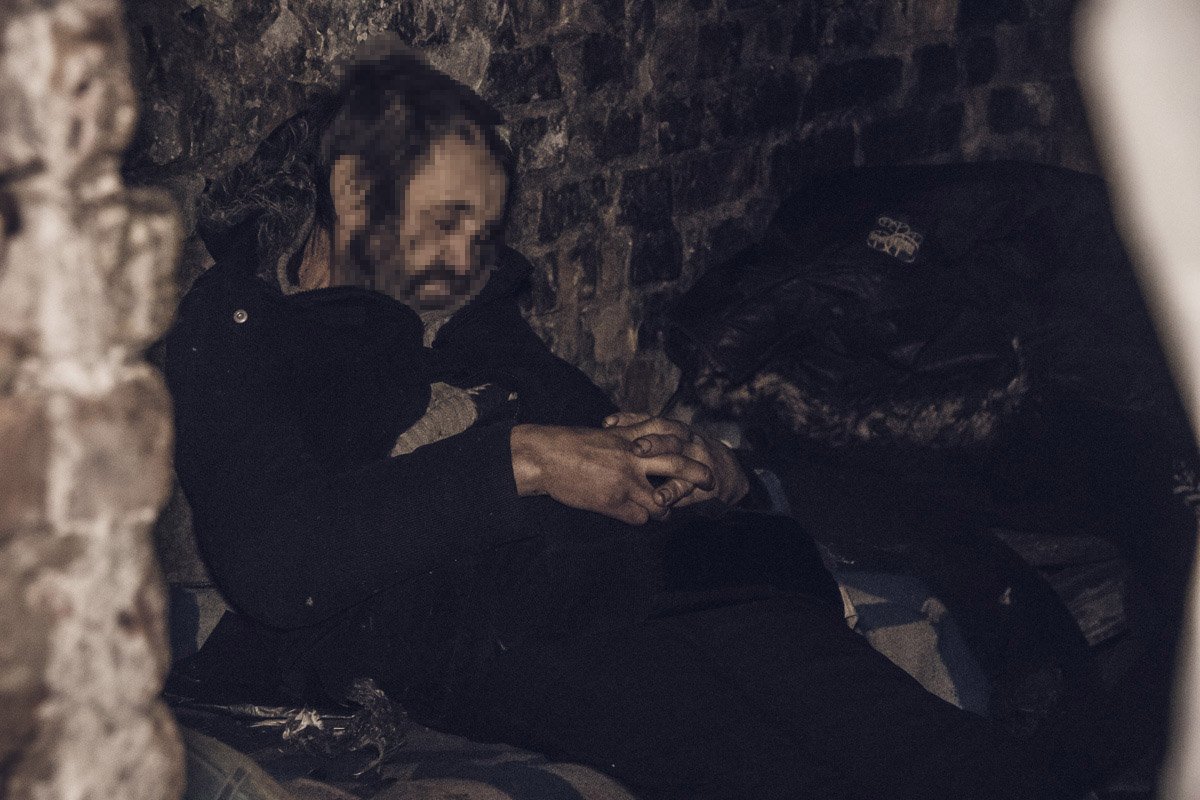 Тело около 5:50 утра обнаружил дворник