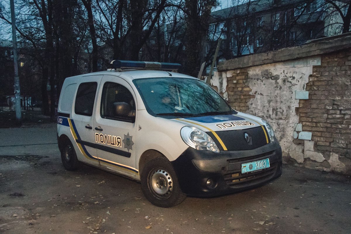 По словам дворника, неизвестный использовал помещение в качестве ночлежки уже два месяца