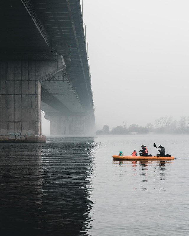 Каково это - посреди Днепра в объятиях молочной дымки? Фото: @zhukevych Каково это - посреди Днепра в объятиях молочной дымки? Фото: @zhukevych