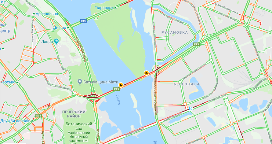 Пробки образовались из-за ремонтных работ, которых по Киеву на данный момент проводят очень много 