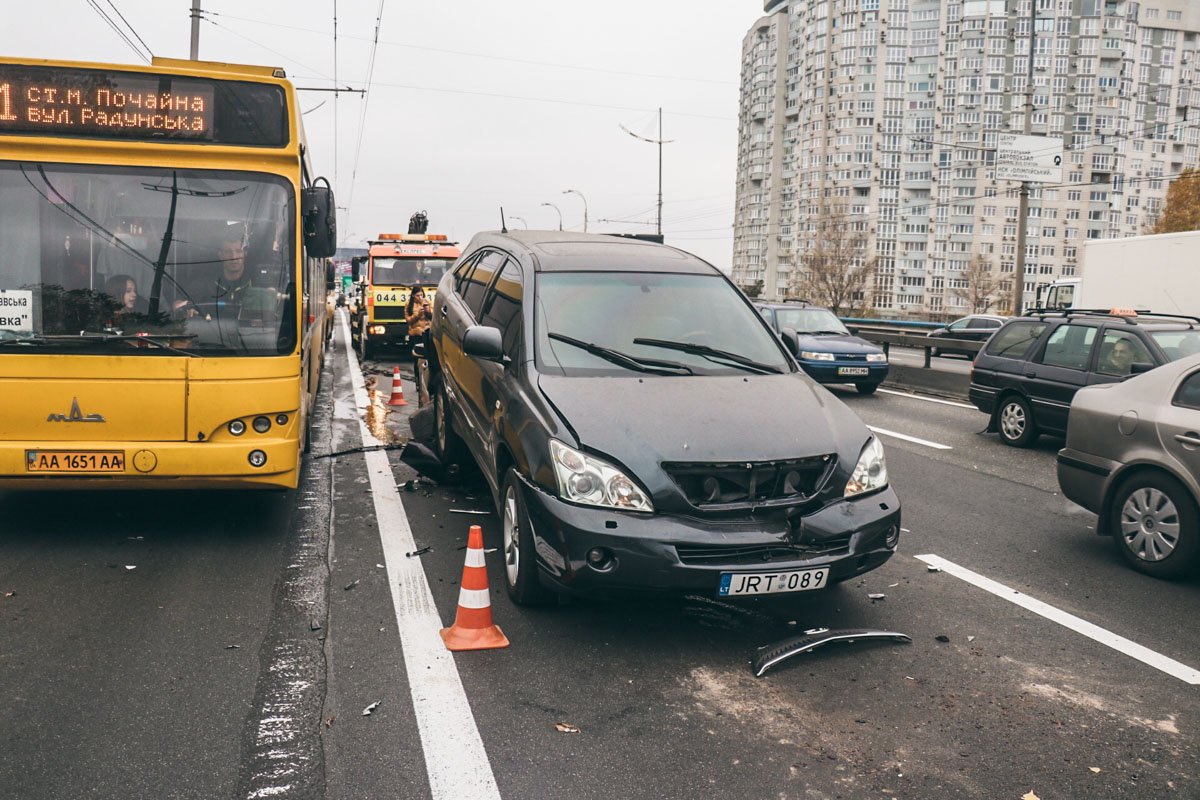 Оба автомобиля ехали в сторону Троещины