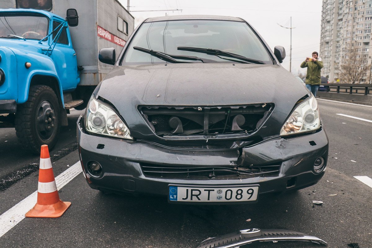 После столкновения Lexus врезался в микроавтобус, но он уехал