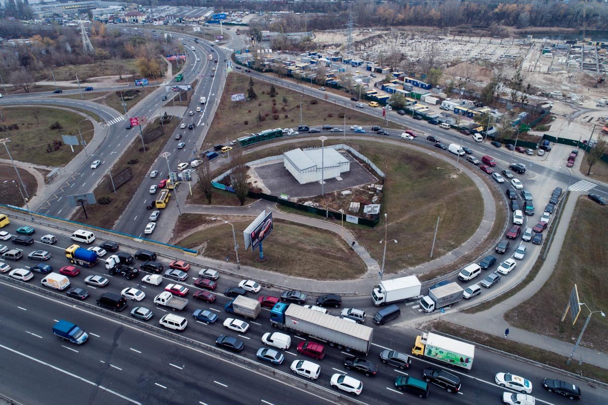 Авария парализовала движение на мосту