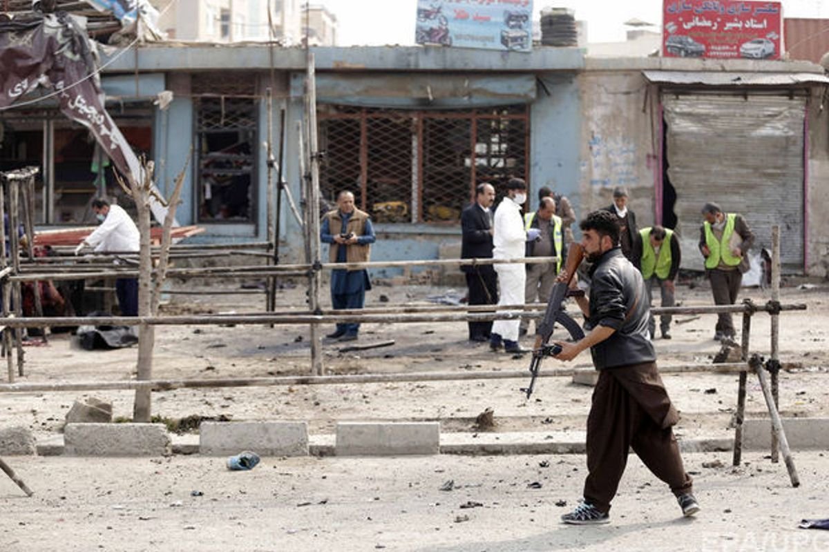 В Кабуле смертник взорвал себя возле школы В Кабуле смертник взорвал себя возле школы