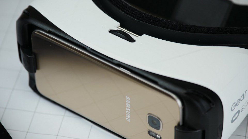 Очки виртуальной реальности - отличный подарок для любителей техники