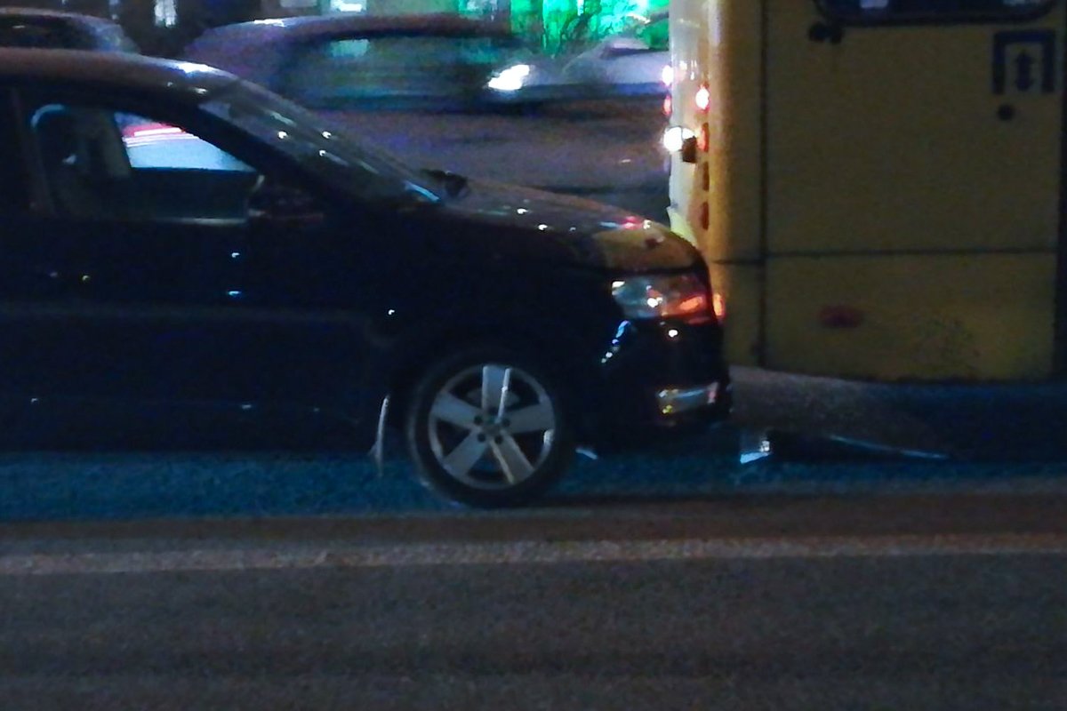 Lexus IS подрезал автобус "Богдан", в следствии чего он "вмял" иномарку в столб