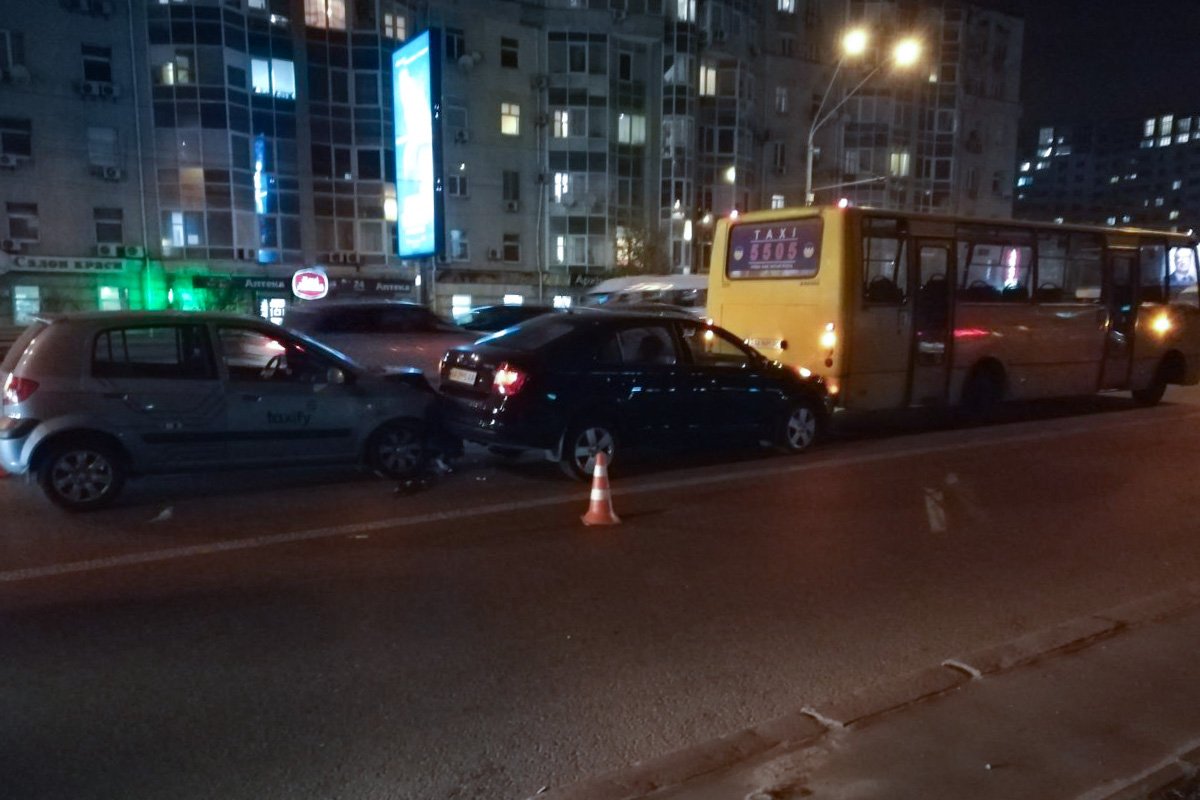 Lexus ехал в крайнем левом ряду и резко начал перестраиваться в соседний прямо перед автобусом