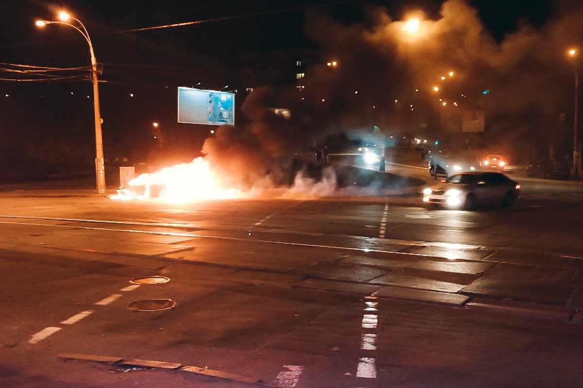 На Подоле загорелась Mitsubishi Colt На Подоле загорелась Mitsubishi Colt