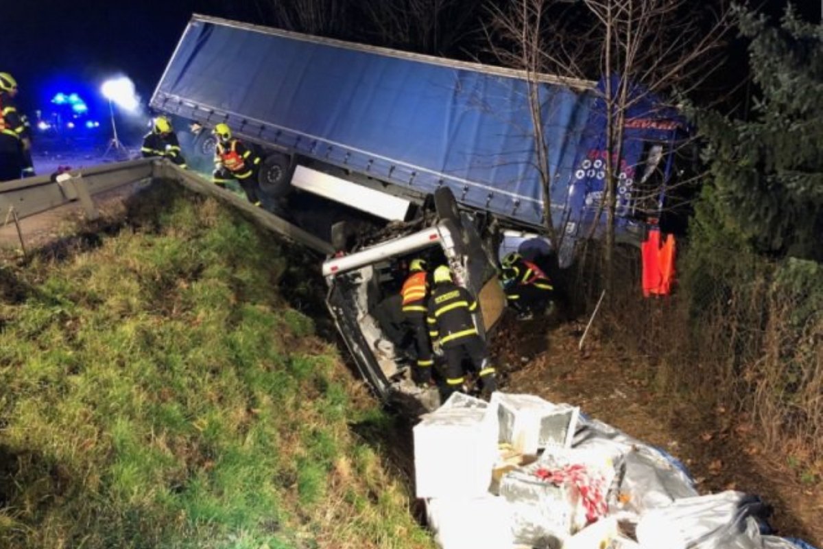 В Моравскосилезском крае Чехии произошло смертельное ДТП с участием микроавтобуса Mercedes и грузовика