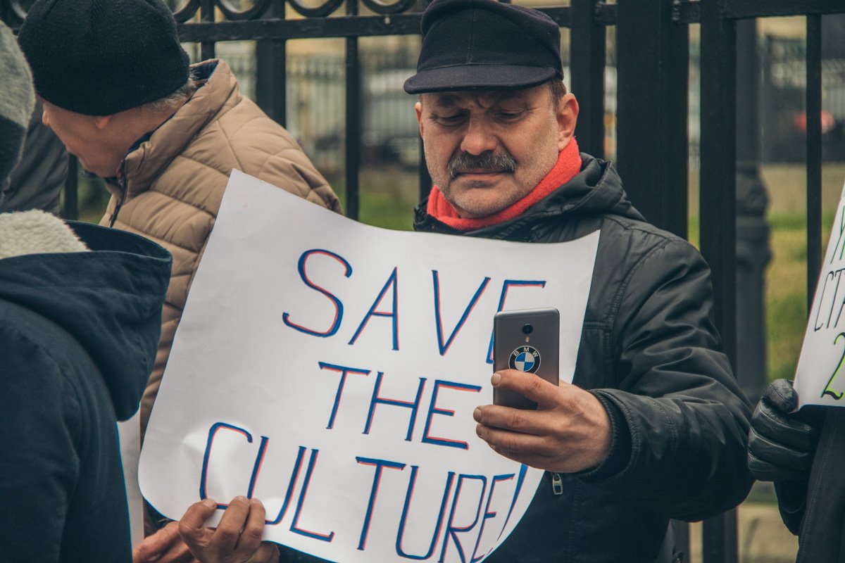 По мнению музыкантов и актеров, решение о продлении контрактов, согласно нынешнему закону, может принимать только один человек - директор учреждения