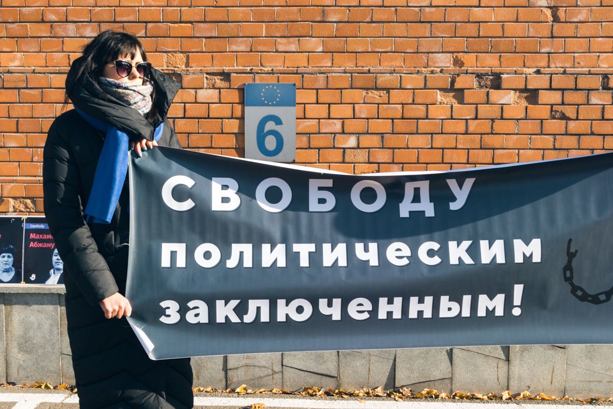 Беженцы из Казахстана вышли на митинг, чтобы поддержать политических заключенных