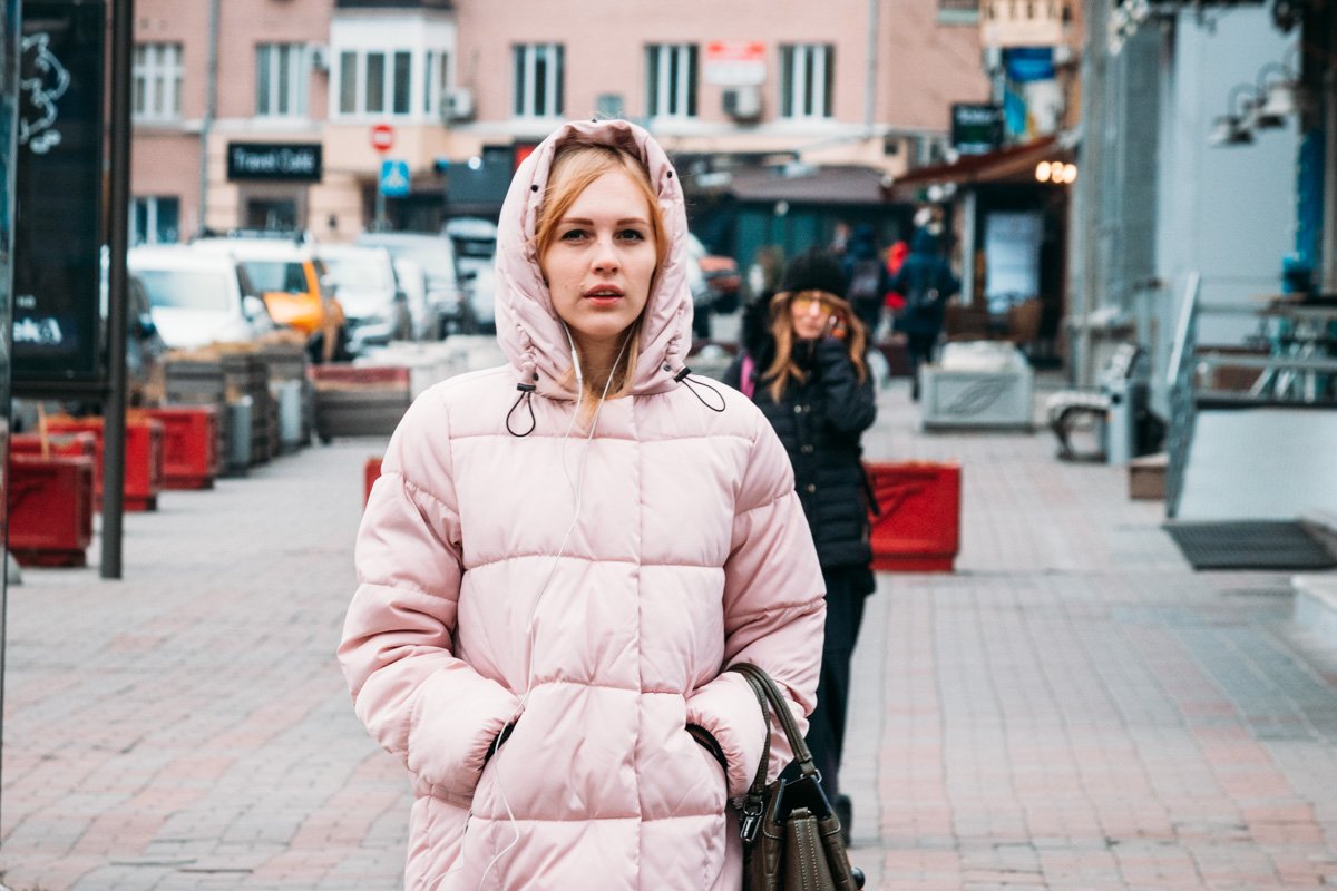 Люди в яркой одежде делают город ярче