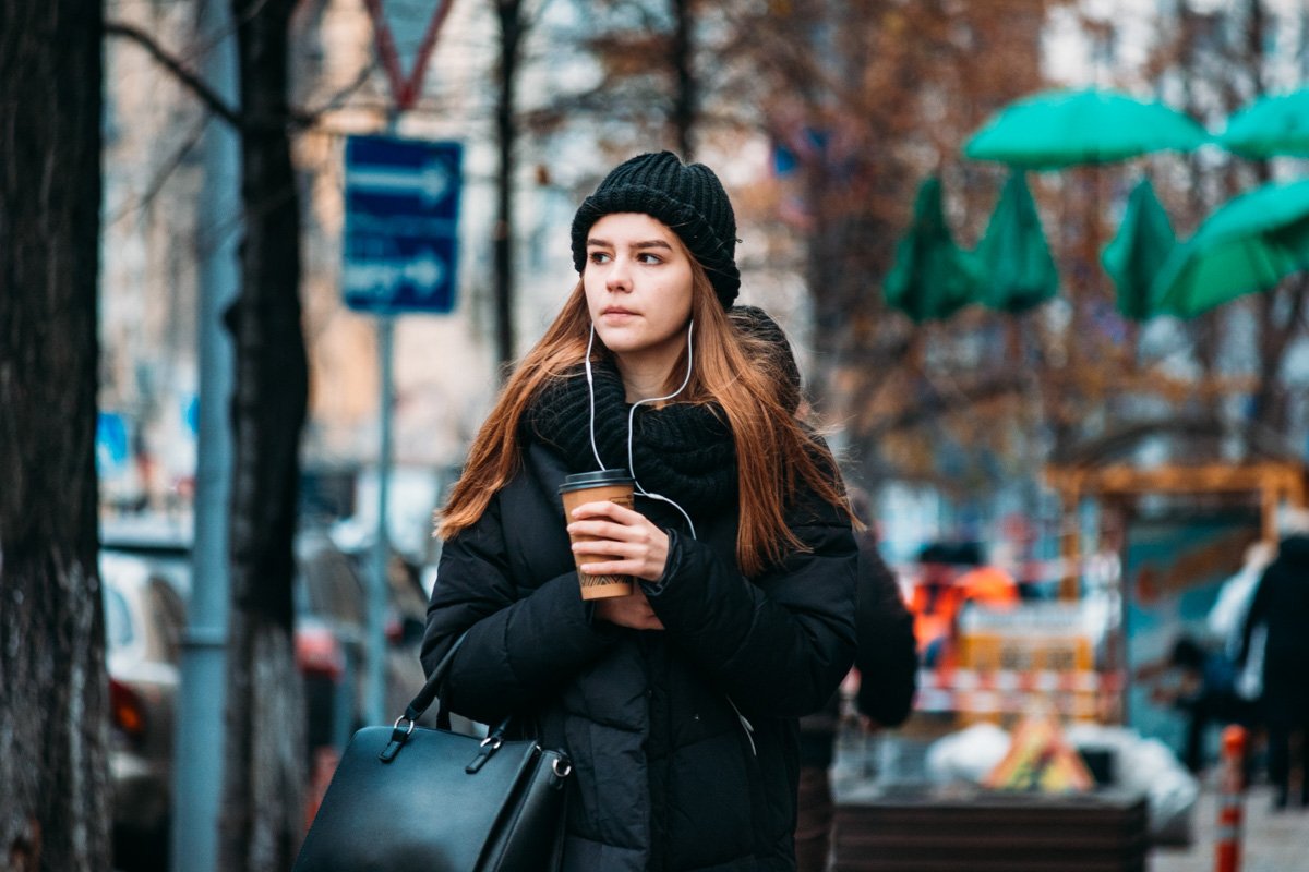 Согревается вкусным кофе