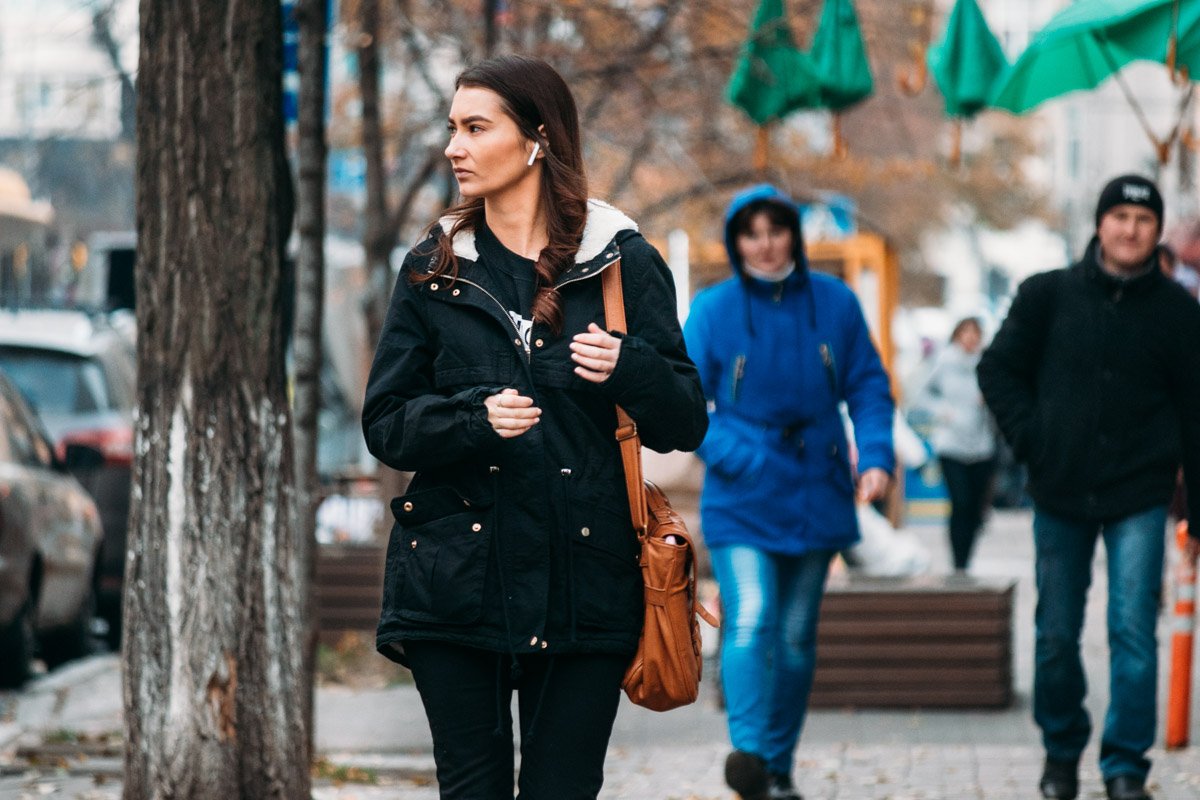 Задумчиво ищет знакомых в толпе 