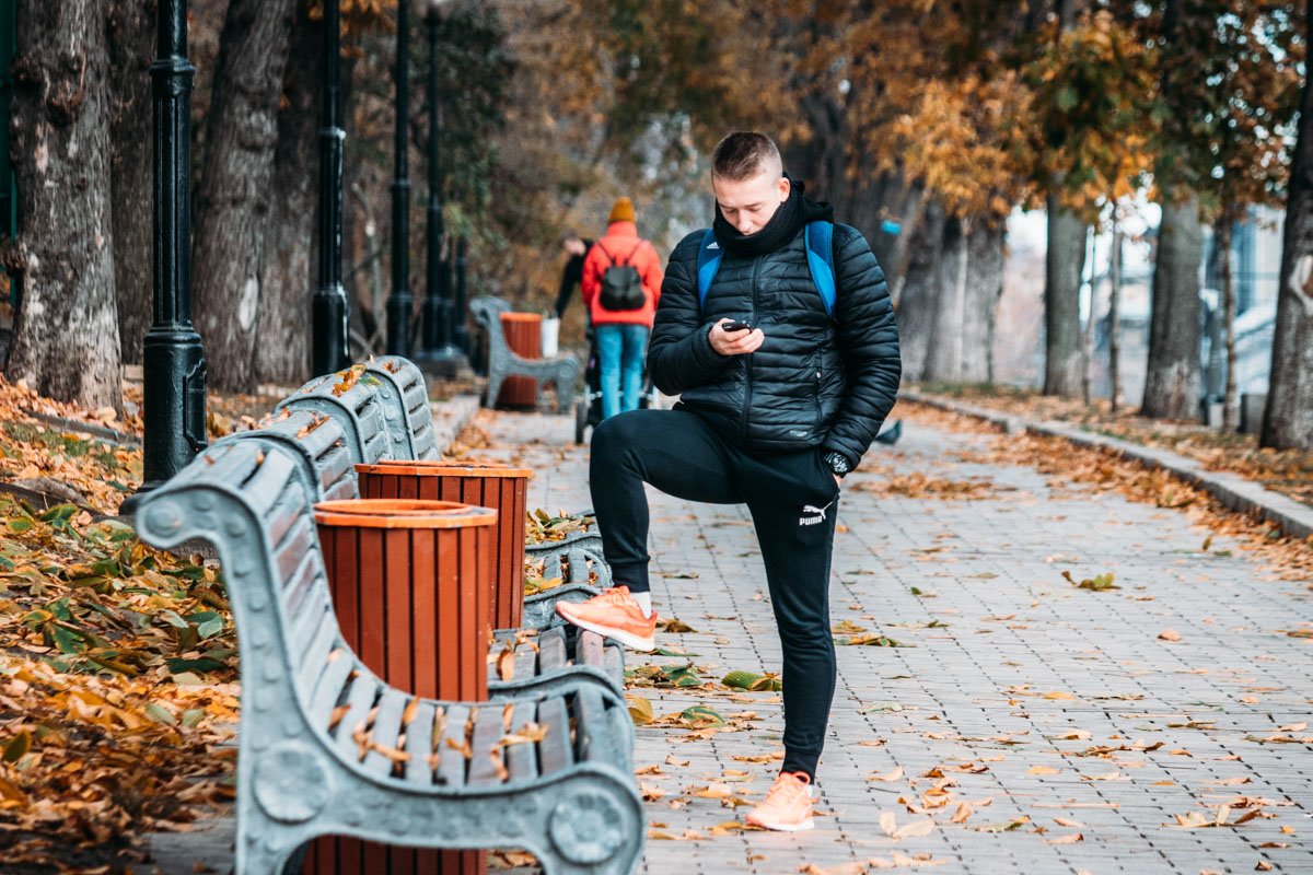 В осеннем парке приятно и погулять, и позаниматься спортом