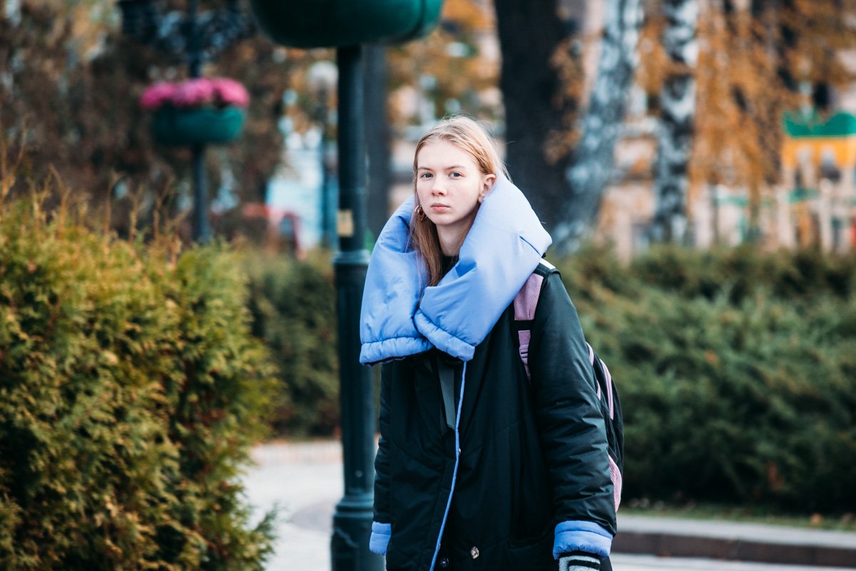 Уютный пуховик и серьезный взгляд - залог хорошего фото