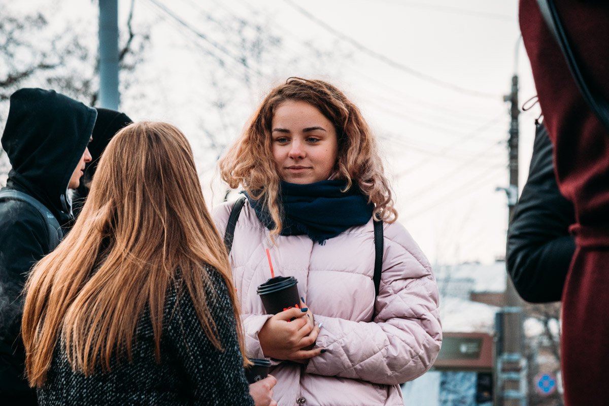 Болтают о своем - девичьем 