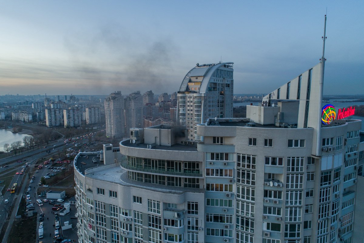 Столб дыма было видно с многих частей города Столб дыма было видно с многих частей города