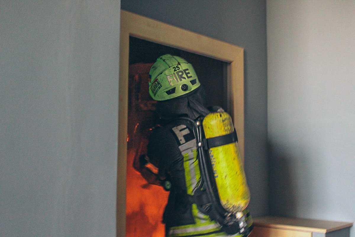 Причиной происшествия стали неисправные кабели с 5 по 23 этаж жилого дома Причиной происшествия стали неисправные кабели с 5 по 23 этаж жилого дома