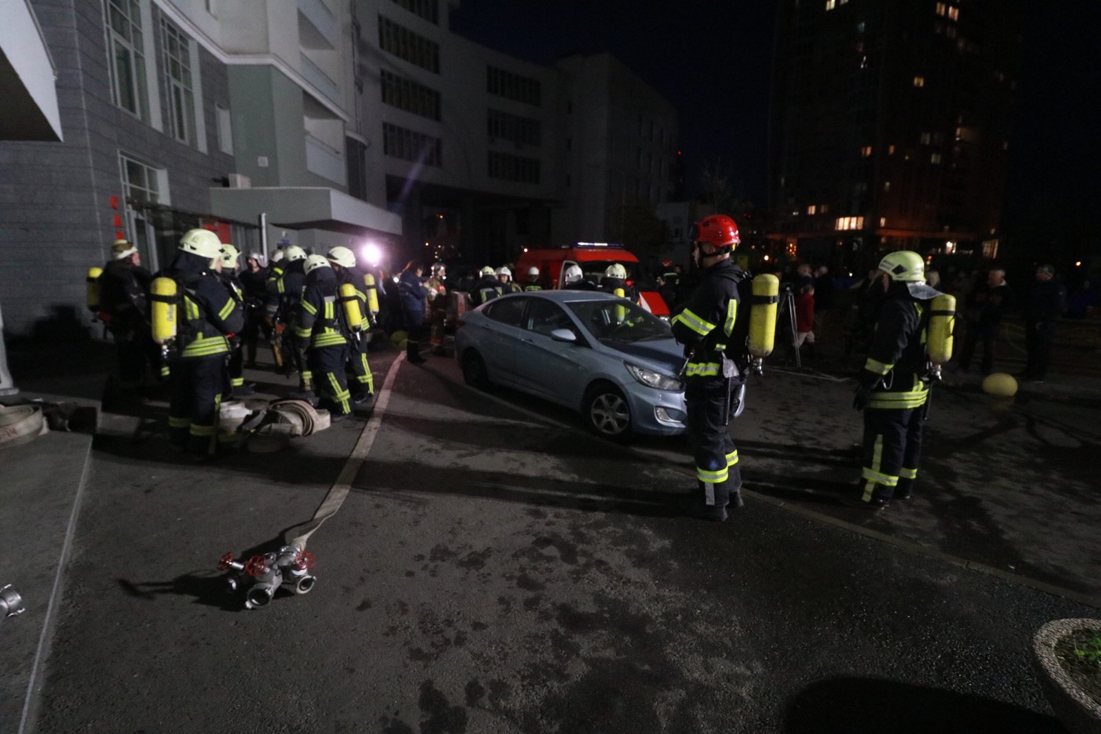 На месте происшествия работали 20 единиц пожарной техники и 75 человек личного состава На месте происшествия работали 20 единиц пожарной техники и 75 человек личного состава