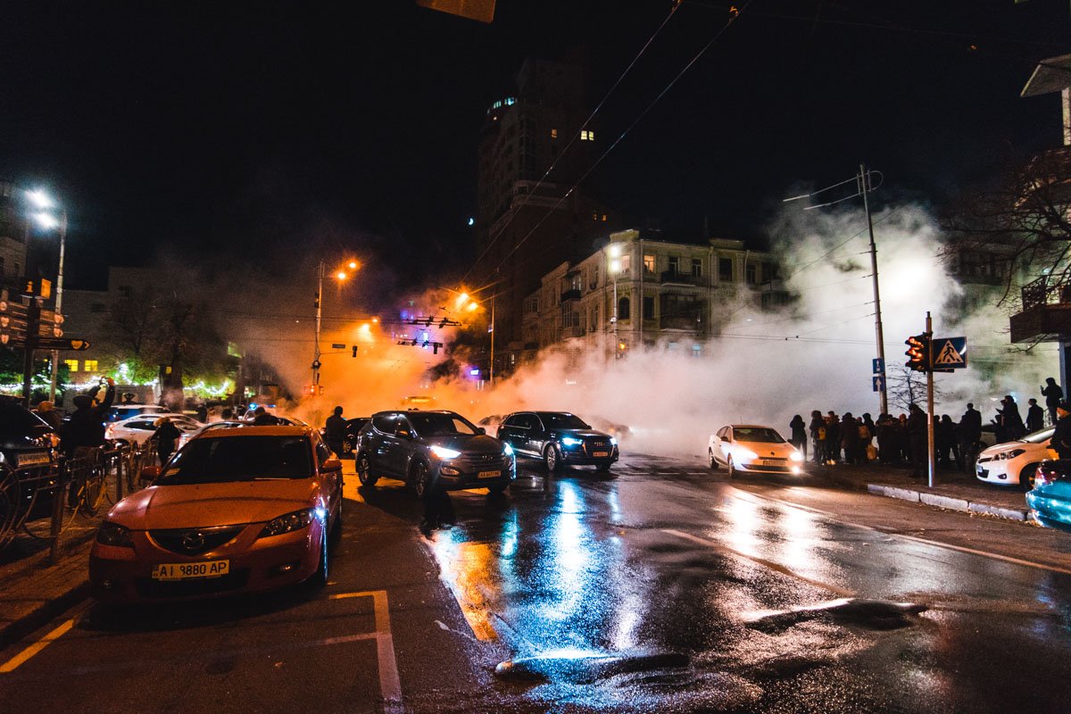 От горячей воды в воздух поднялся пар - ним затянуло почти весь район