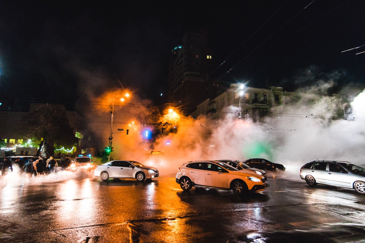 Трубы прорвало на пересечении улиц Саксаганского и Шота Руставели около 16:00